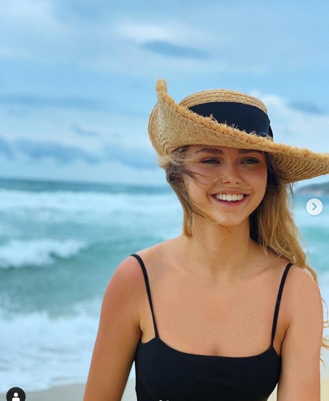 Красивая девушка! И учится старательно. Фото из Инстаграм Стефании.