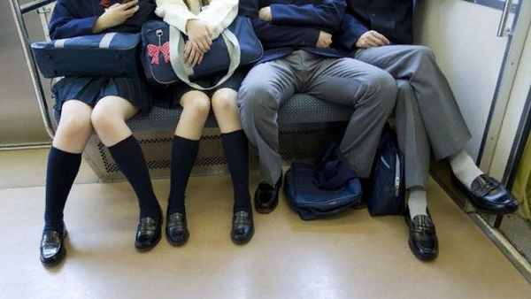 Мужчины в транспорте широко раздвигают ноги. Как с этим борются в России и мире