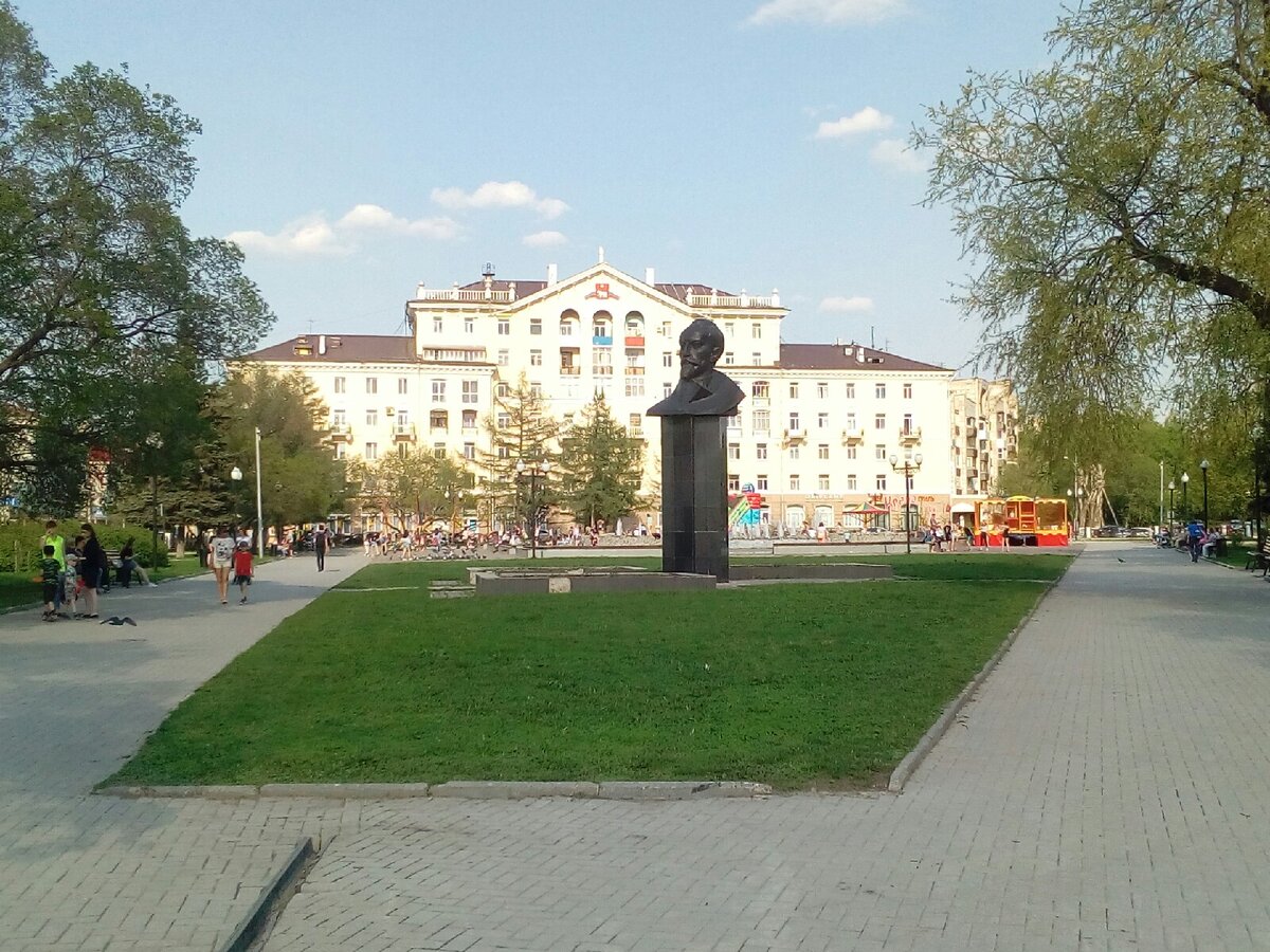 Напротив площади. Сквер им Дзержинского Пермь. Сквер ф.э. Дзержинского Пермь. Сквер Гайдара Пермь. Бюст Дзержинского (Пермь).