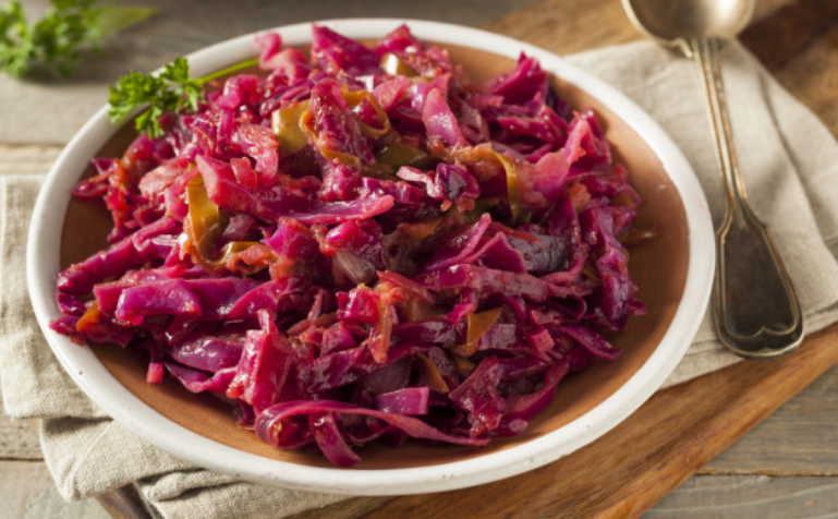 Тушеная красная капуста
