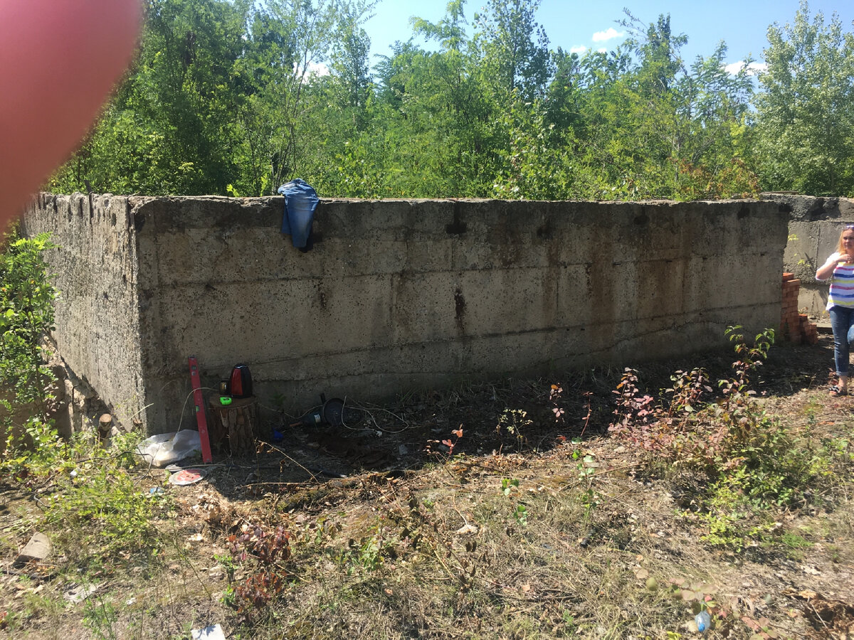 Бетонная емкость , в скоре это будет угливыжигательная печь . С недельной производительностью в 300 000 рублей.