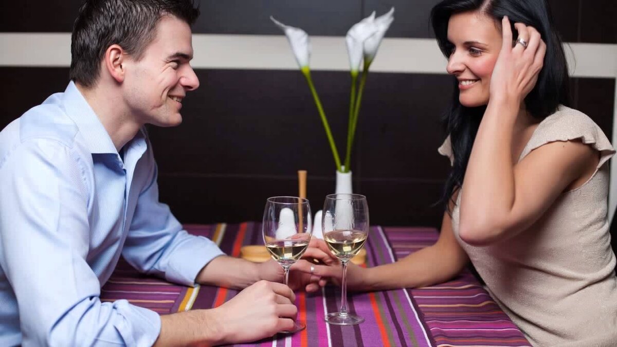 соблазнение мужчины. замужний мужчина флиртует. мужчина и женщина в красном платье. соблазнение женщины. женщина флиртует с мужчиной.