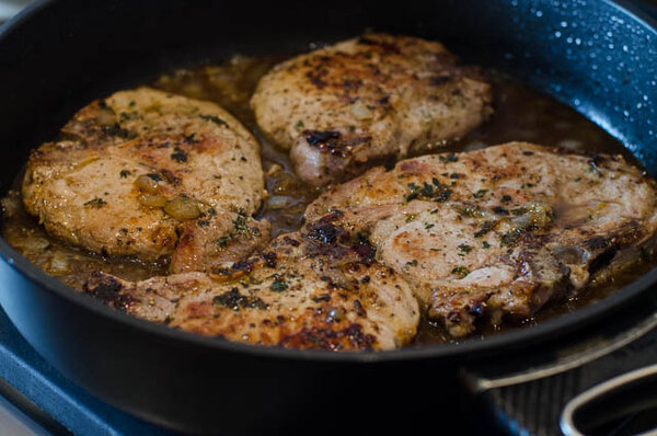 Как правильно и вкусно жарить мясо на сковороде?