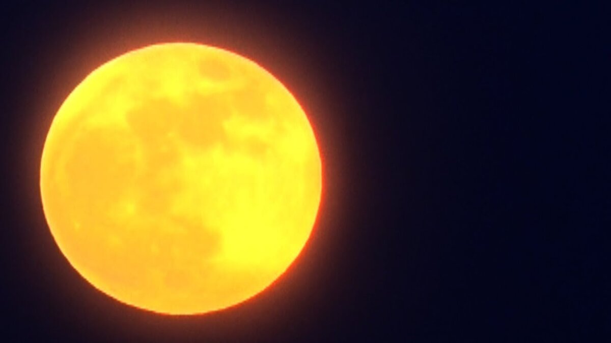 желтая луна