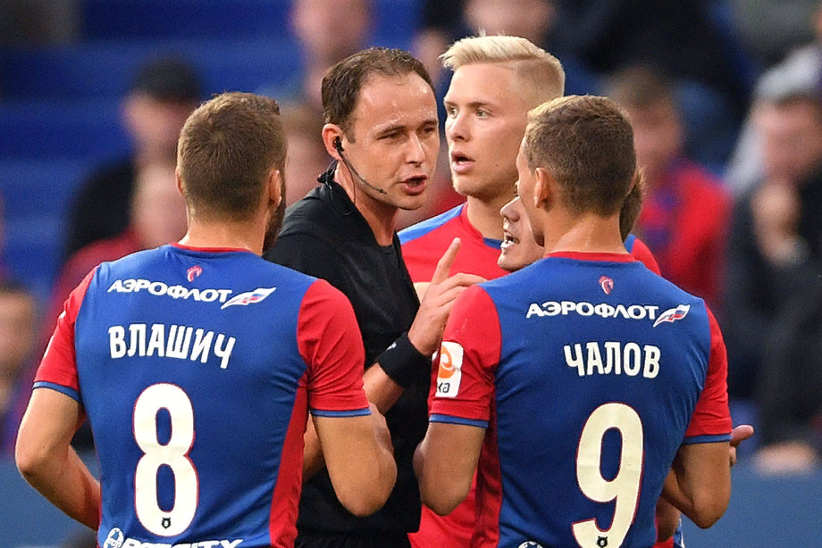 Игроки ЦСКА спорят с главным судьей