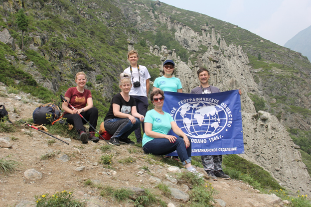 Наш экспедиционный отряд на фоне "каменных грибов" (фото Ирины Апенышевой)