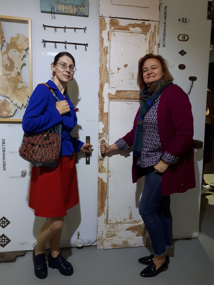 Красное платье А-силуэта и синий кримпленовый жакет 1960-х годов дополнены современной брошью из войлока.