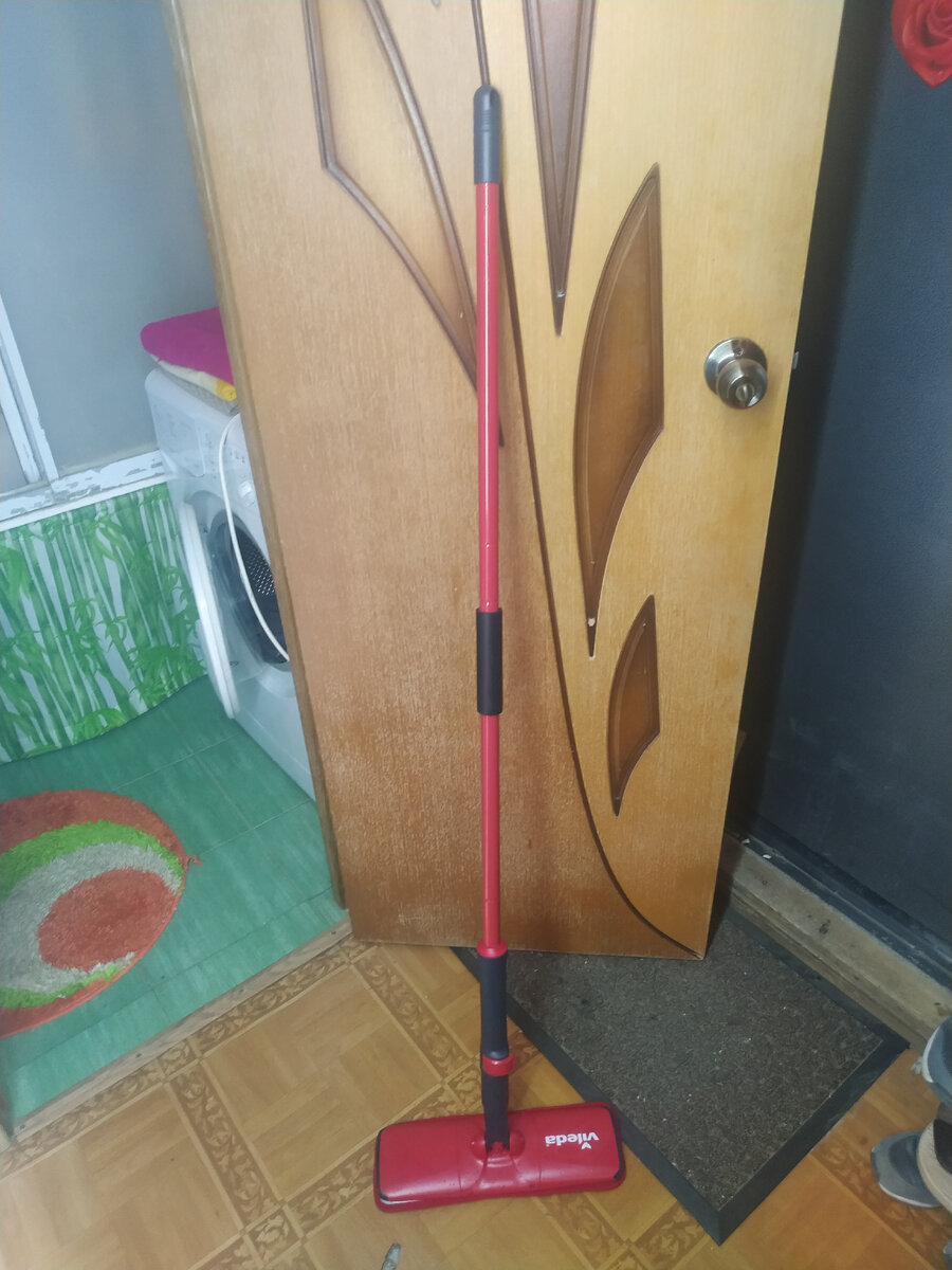 Собственно швабра. Что, ниразу швабру не видел? 