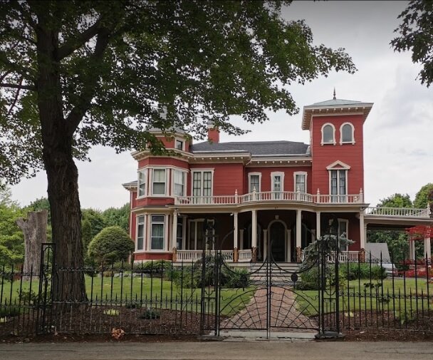 Особняк Кингов, в котором они живут сейчас