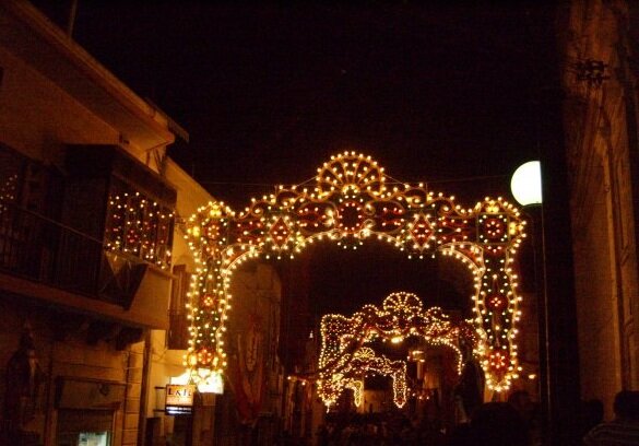 Так выглядят улицы во время фест в ночное время.