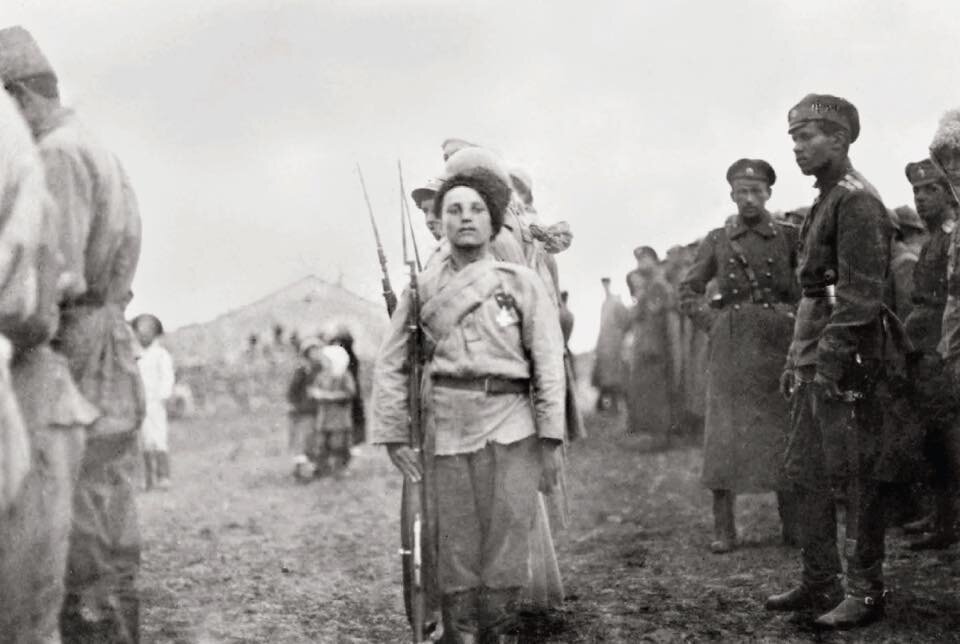 Парад харьков 1919. Белые до революции. Революция 1917 белые и красные. Белые до революции. Белые до революции.