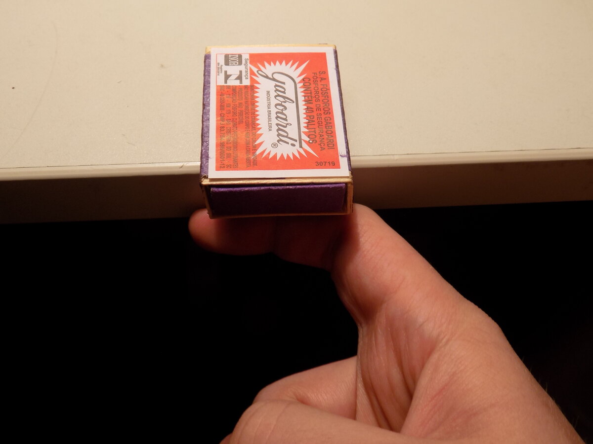 Удар производится подобным образом, но и тут есть свои хитрости - например ударить ближе к углу, так чтобы коробок взлетел по диагонали, шанс поставить коробок на ребро так гораздо выше :)))