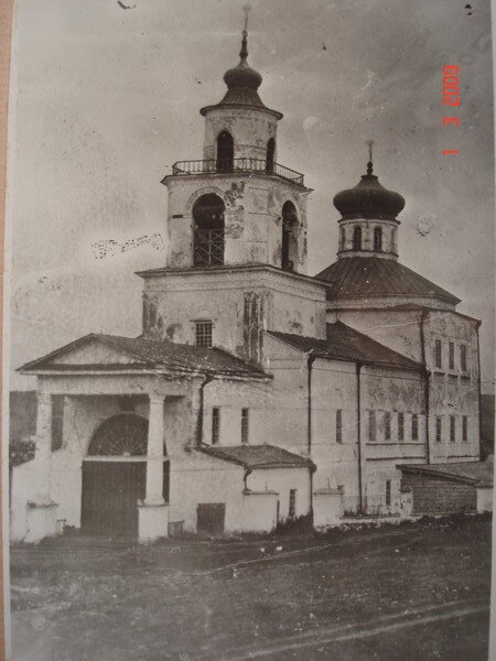 Введенский храм, главный храм поселка Арти. Уничтожен в 20-х годах прошлого века рьяными комсомольцами. По рассказам старожилов, участники разрушения храма катались с ледяной горки, засунув иконы под задницу. Многих, как уверяют старики, жизнь наказала болезнью и инвалидностью. 
