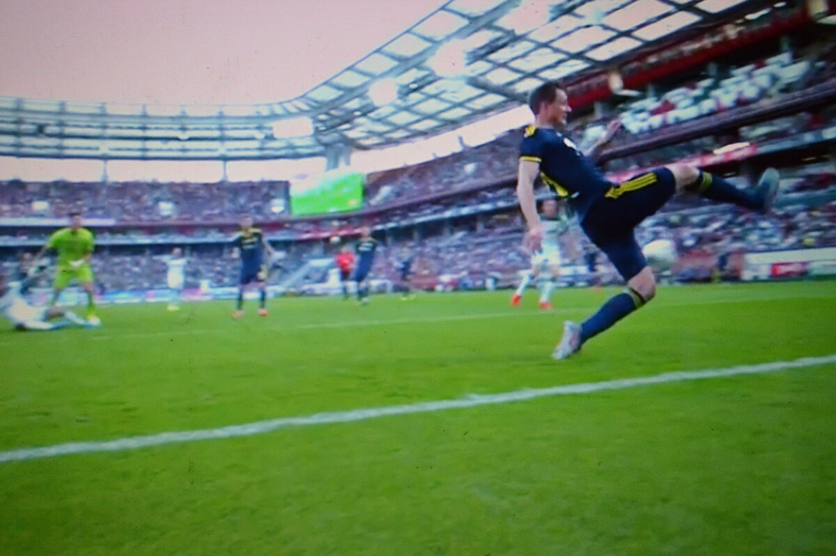 Мяч отбит,  и Чернов летит по воздуху в ворота.