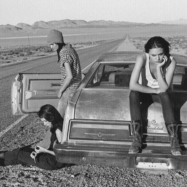 Я не мечтала о принце на белом коне.  Богатырь мне не нужен был тоже. 
Без иллюзий о Ницце и белом вине, 
С лепестками на брачном ложе. 
 
В эту голову не могло прийти 
( на которой белые бАнты) 
Образ пары супружеской, стереотип, 
Платьев свадебных варианты. 
 
Что поделаешь, книжки читала не те 
Или фильмы совсем черно-белые?! 
Был и подвиг и доблесть в моей мечте 
И погибель за правое дело. 
 
Мне казалось, что всё это я и есть: 
И солдат и рыцарь в доспехах. 
Защищать свою родину, девичью честь... 
Но не снились брильянты с мехом. 
 
А когда мини юбки открыли дверь 
В этот мир бабла и соблазна, 
Я металась в сомнениях словно зверь, 
Но не грезила небом в алмазах. 
 
И взрослела, как все и мечтала любить, 
Красотой людей восхищаясь. 
Но ни разу мне не хотелось жить 
В золотых цепях задыхаясь. 
 
Все случилось: любовь и брак и развод. 
И счастливые годы жизни. 
Но сейчас, когда смотрю в небосвод, 
В голове возникают мысли: 
 
Наконец-то я стала самой собой... 
И мечты теперь, как молитвы: 
Счастья- дочери, а отцу- покой. 
Ну, а мне- нескончаемой битвы!