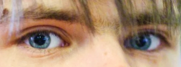 зимнее утро, мы стоим у подъезда, и ты смотришь на меня и чуть щуришься от падающего снега.  цвет глаз становится ярко голубым и в то же время почти прозрачным. во дворе тихо и безлюдно. в этот сентябрь я кутаюсь в воспоминания пятилетней давности и мне тепло.