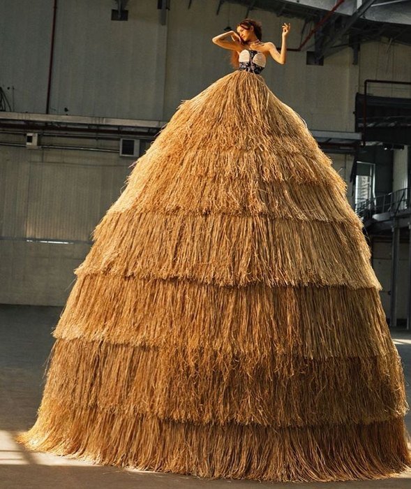 Зендая в платье из сена