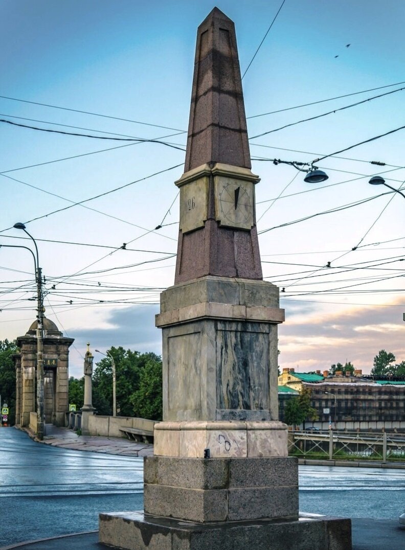 Верстовой столб. Верстовой столб у Старо-Калинкина моста. Верстовой столб Калинкин мост. Верстовые столбы Петергофской дороги. Верстовой столб площадь Репина.