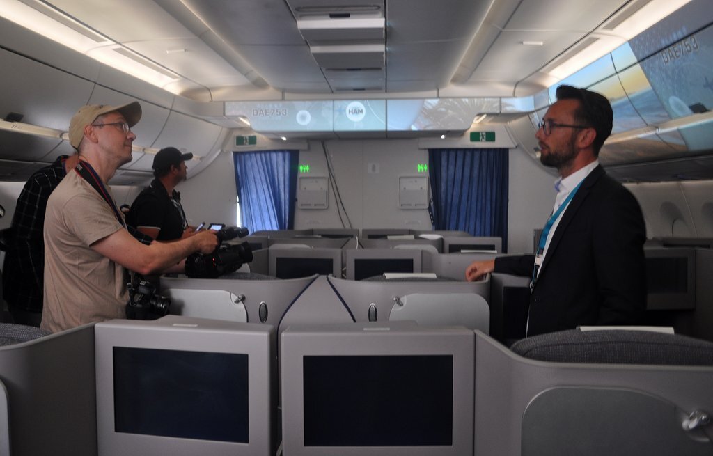  Как уже писал на авиасалоне МАКС-2019 принял участие в статической экспозиции и полетной программе Airbus А350-900 (https://max-sky.livejournal.com/419374.html). В первый день работы по приглашению авиаконцерна и PR-директора Airbus Марии Шляхтовой удалось побывать на экскурсии внутри самолета. На самолете установлен пассажирский салон, а также некоторые элементы «умного салона» Airspace Connected Experience. В основе Airspace Connected Experience лежат технологии «интернета вещей», которые обеспечивают связь между основными элементами салона: креслами, тележками бортпитания, кухнями, системой развлечения и освещения салона. Система упрощает взаимодействие между пассажирами и бортпроводниками, позволяя сделать перелет еще более комфортным. Элементы Airspace Connected Experience, установленные на испытательном А350-900, представляют собой набор разнообразных цифровых технологий, которые станут доступны авиакомпаниям уже в ближайшем будущем. На авиасалоне МАКС этот демонстратор инноваций Airbus был впервые показан публике на летающем самолете.   