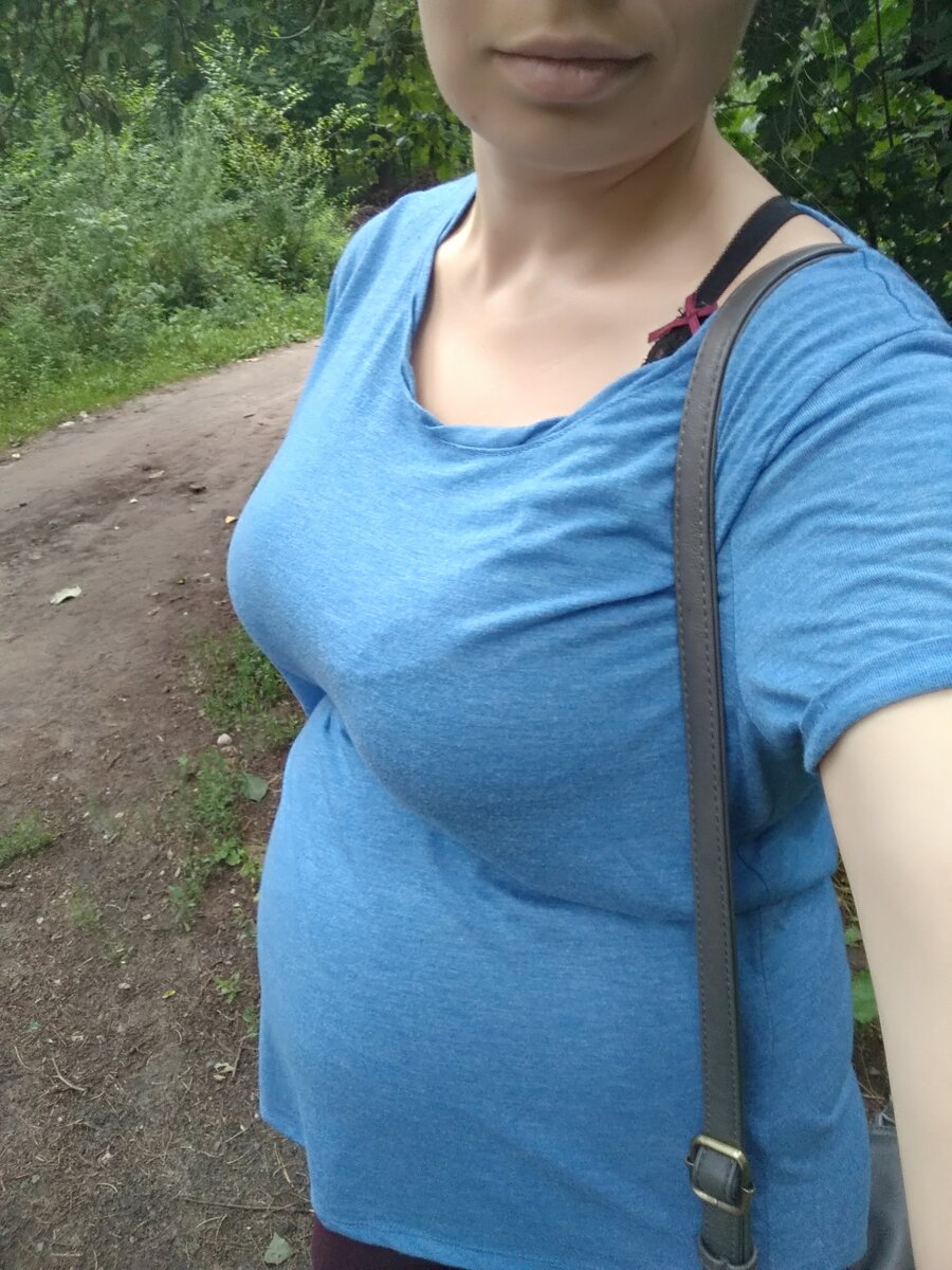 На седьмом месяце беременности. Иду через лес от клиента.