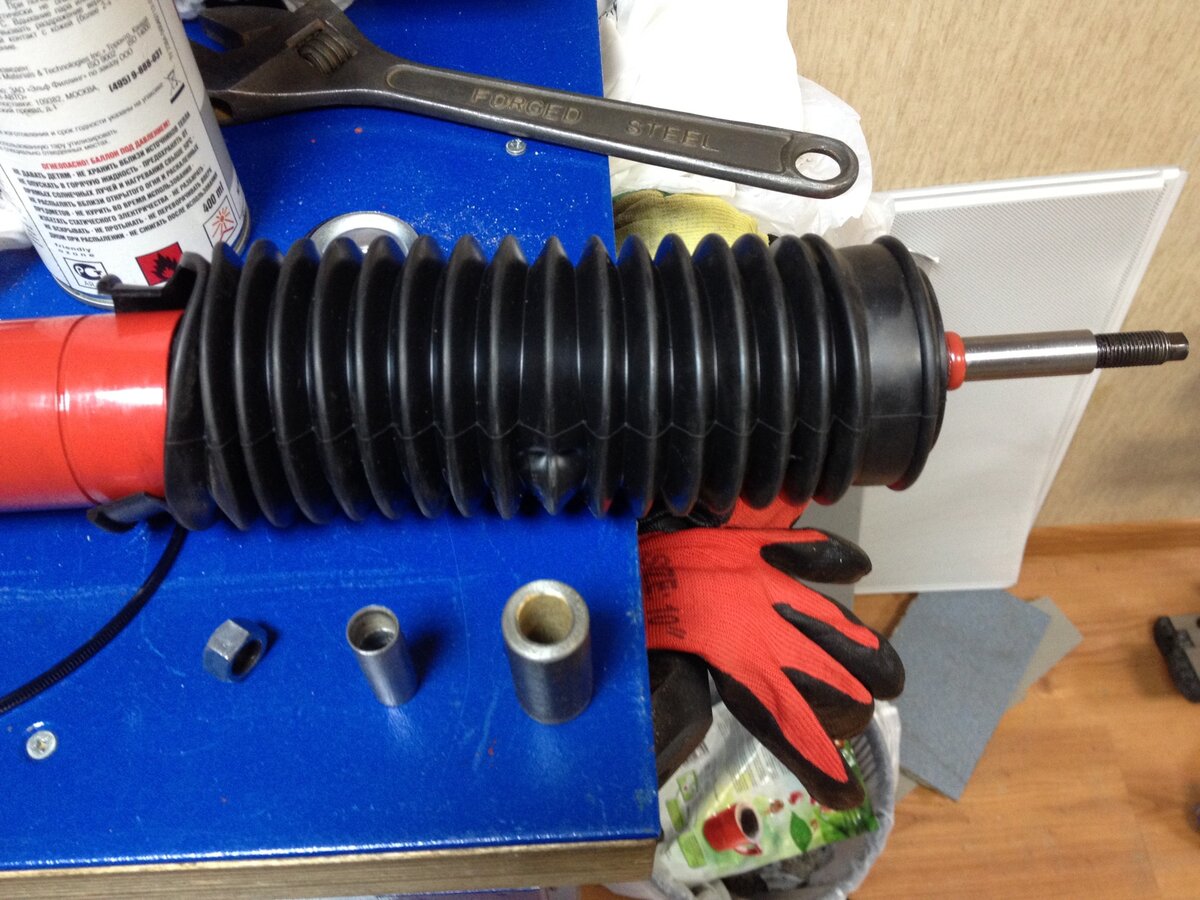 Металлические втулки заказанные у токаря на шток и в ухо, одна втулка уже одета на шток