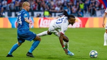 Фото: twitter.com/OLСтартовать в групповом турнире Лиги чемпионов «Зениту» предстояло выездным поединком с французским «Лионом». Команды начали встречу в невысоком темпе, не форсируя события. Хозяева поля владели территориальным преимущества, но угроз воротам «сине-бело-голубых» у них не получалось. Активными действиями в составе лионцев выделялся Мемфис Депай, и в одном из эпизодов надежная игра Караваева помешала голландцу выйти на ударную позицию.
