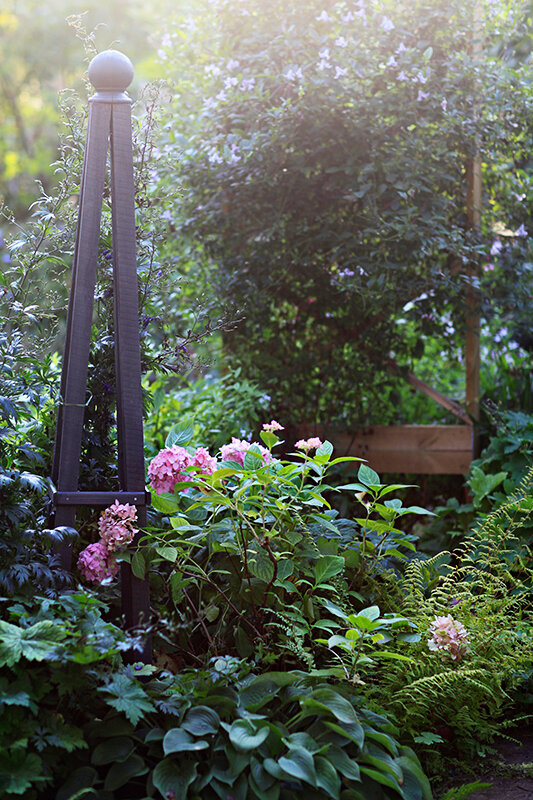 Фото опоры, которая привлекла мое внимание на канале " Хюгге на шести сотках"( ссылку на канал смотрите внизу), обратите внимание, как гармоничны ее пропорции. Видимо потому что в них, намеренно или случайно, соблюдается принцип золотого сечения