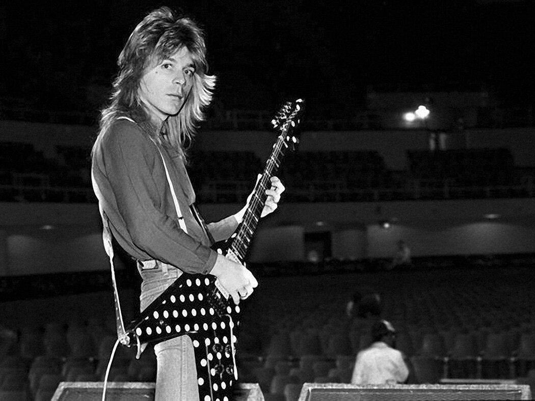 Рэнди Роадс. Источник: https://rockcult.ru/wp-content/uploads/2015/03/randyrhoads_photo_300dpi.jpg