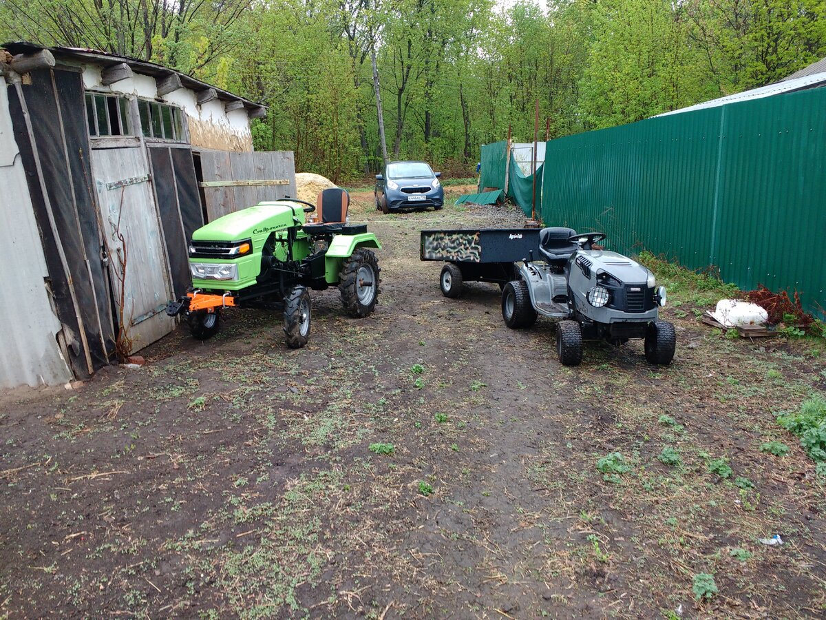 Тот, что слева.