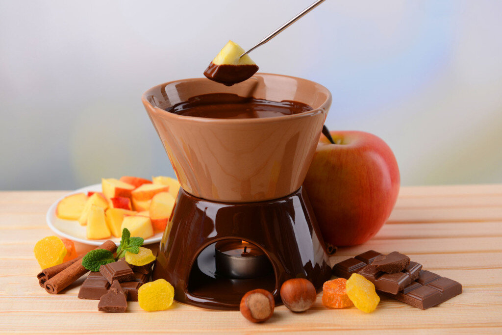Шоколадный фондю с фруктами и вафельными трубочками