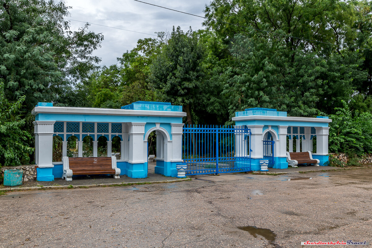 Подъехав увидел нарядную входную группу. Но насторожила безлюдность, абсолютная .... 