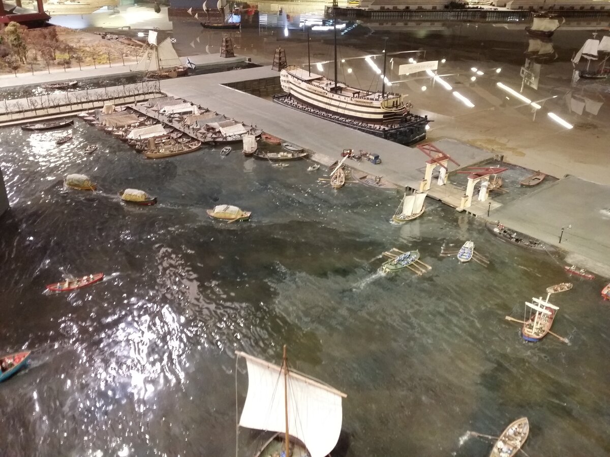 "Водное пространство" занимает всю середину макета