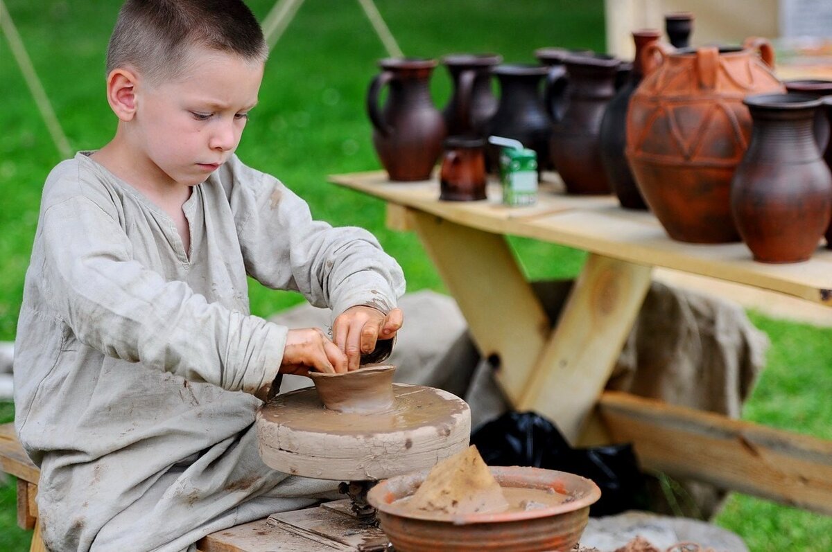 гончарное ремесло. майер гончар. молодые гончары. молодой гончар. юный гончар.