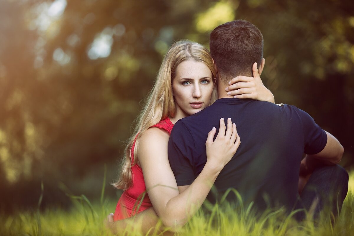 https://pixabay.com/photos/romantic-hug-togetherness-embrace-1934223/