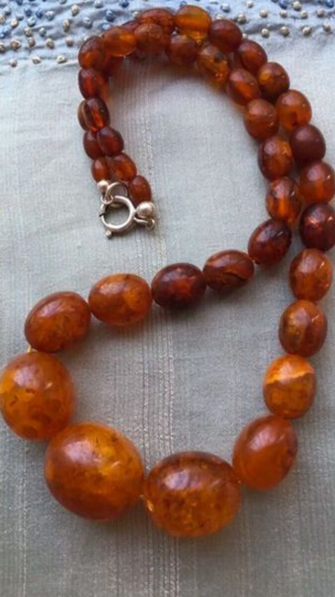Янтарные бусы советских времен.