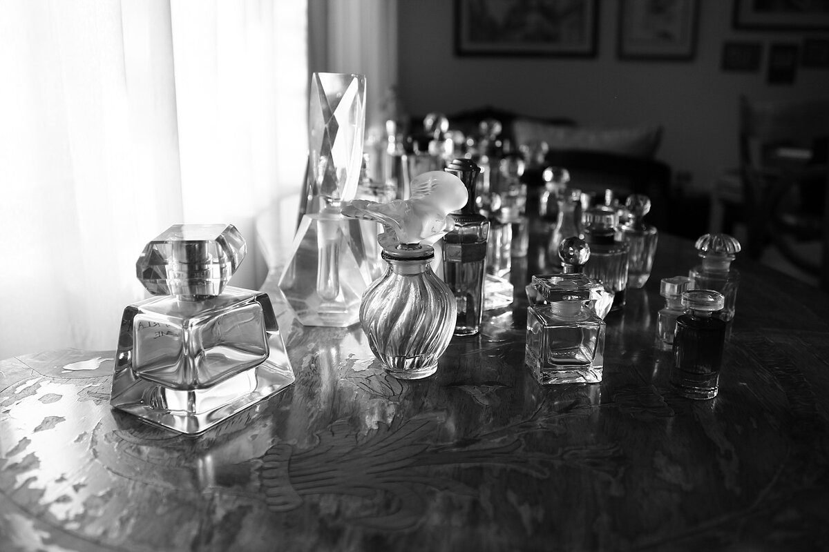 https://pixabay.com/photos/perfumes-black-and-white-bottles-1171391/