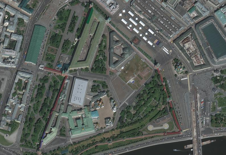 Узнали это треугольное сооружение? Листайте вбок ->