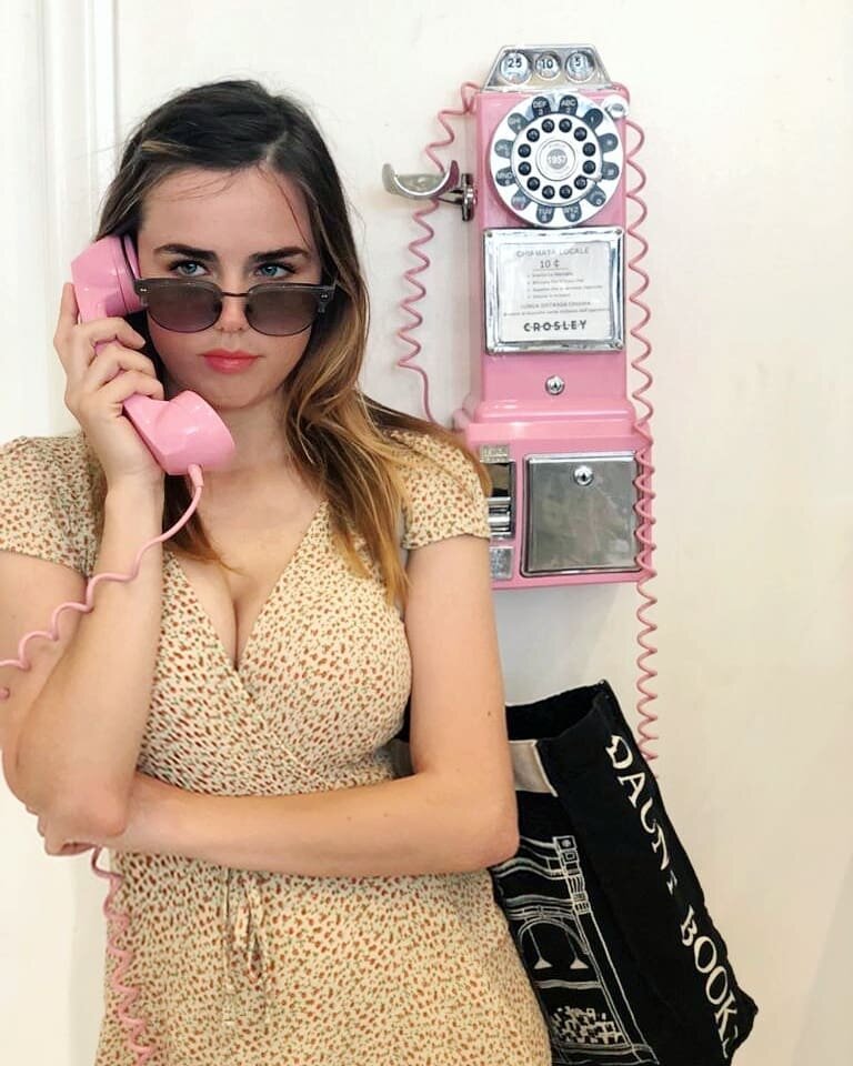 По-моему она звонит именно тебе.