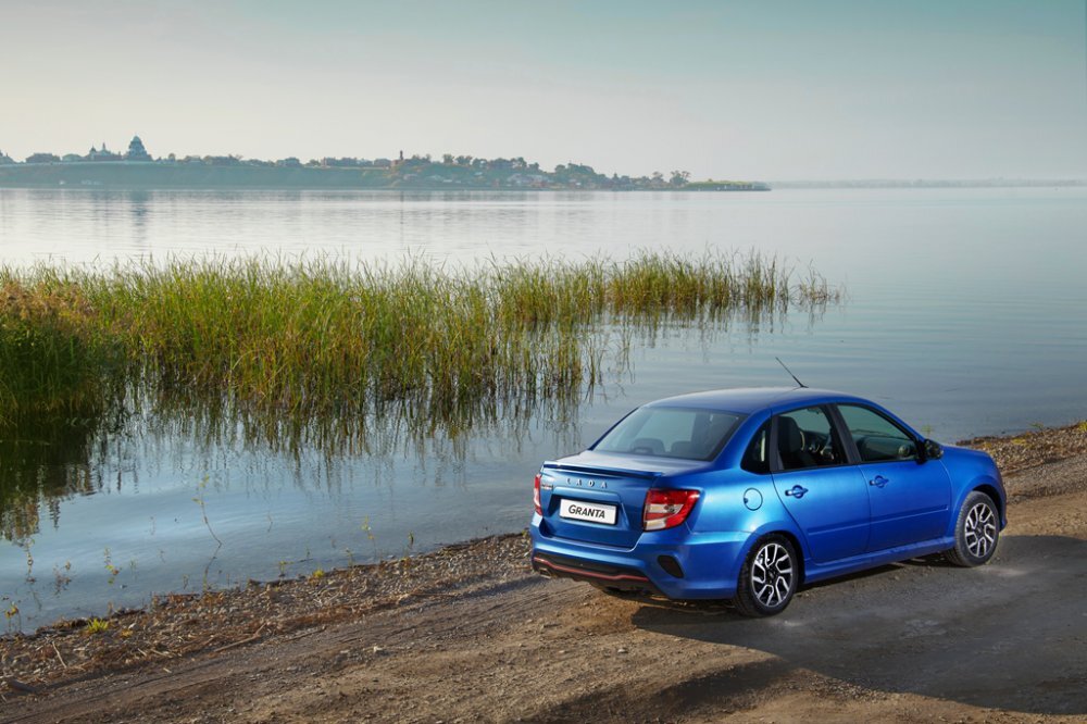 Длина седана выросла на 12 мм (4280), высота сократилась на 50 (1450), спереди на шесть миллиметров увеличена колея (1436). Легкосплавные диски отличаются чёрным лаком и «алмазной» полировкой. Размерность шин — 185/55 R15. Выпускной патрубок подарила сама Lada Vesta Sport. 
