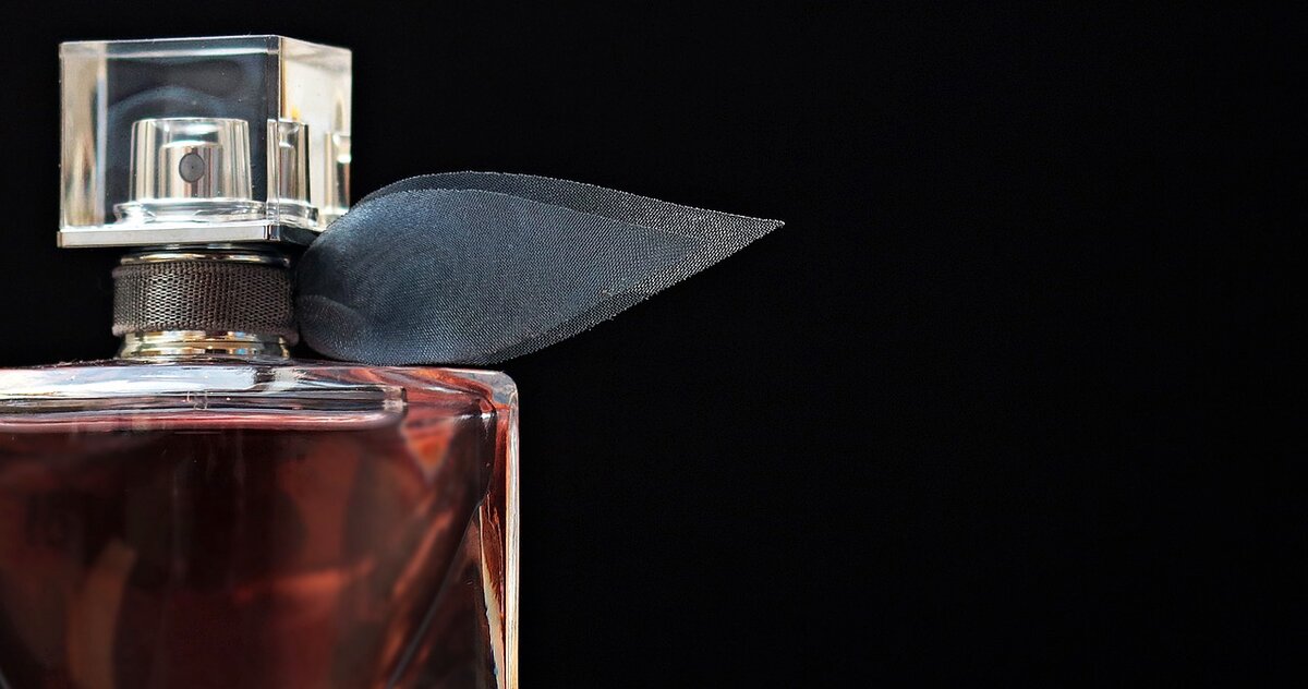 https://pixabay.com/photos/perfume-flacon-glass-bottle-bottle-2142830/