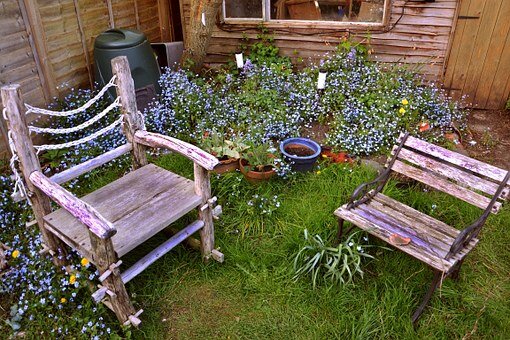 https://cdn.pixabay.com/photo/2015/10/18/04/27/chairs-993853__340.jpg