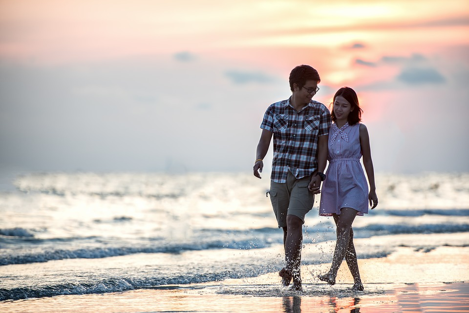 https://cdn.pixabay.com/photo/2016/11/14/04/25/couple-1822585_960_720.jpg