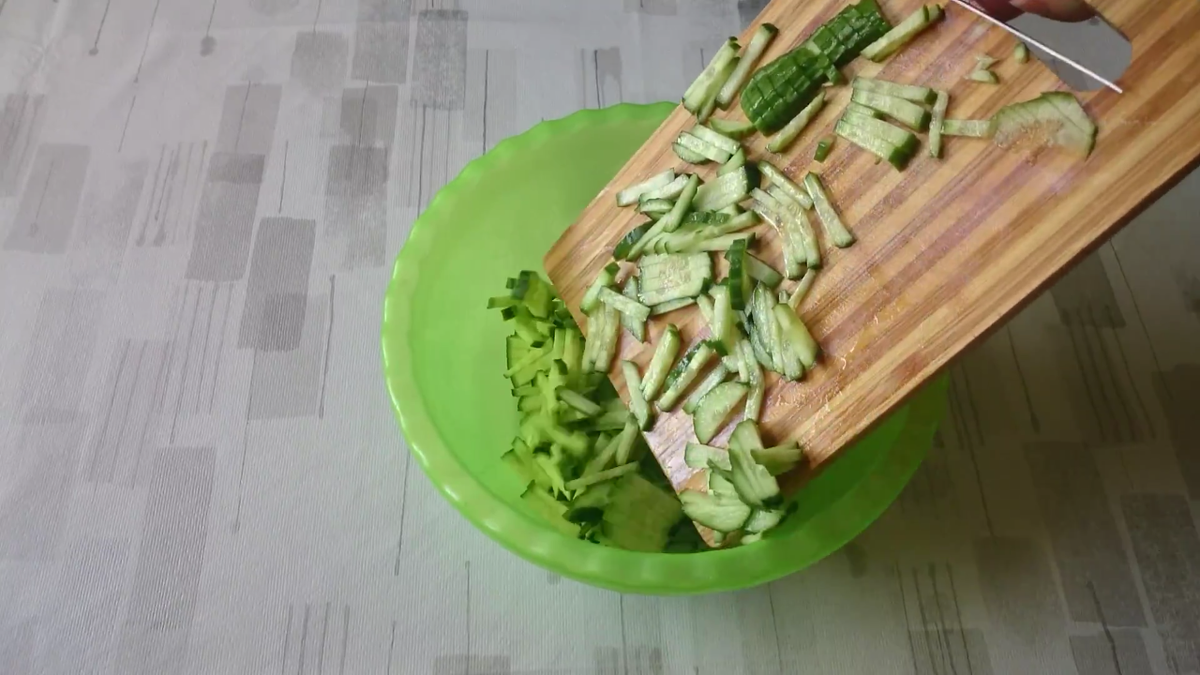 Отправляем огурец в чашу 