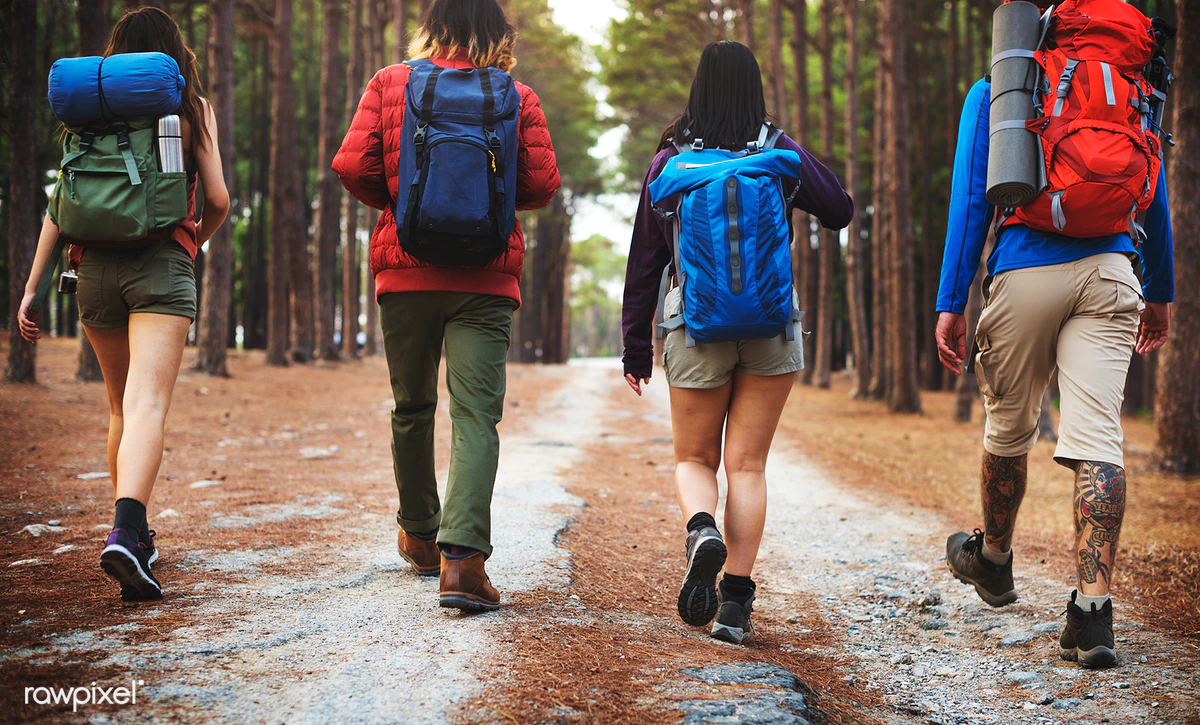 Пешие прогулки по городу. Walk pack. Человек гуляет на природе. Walk pack. Walk pack.