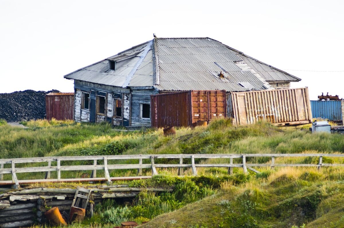 Как живут люди в поселке Бугрино - на самом унылом арктическом острове