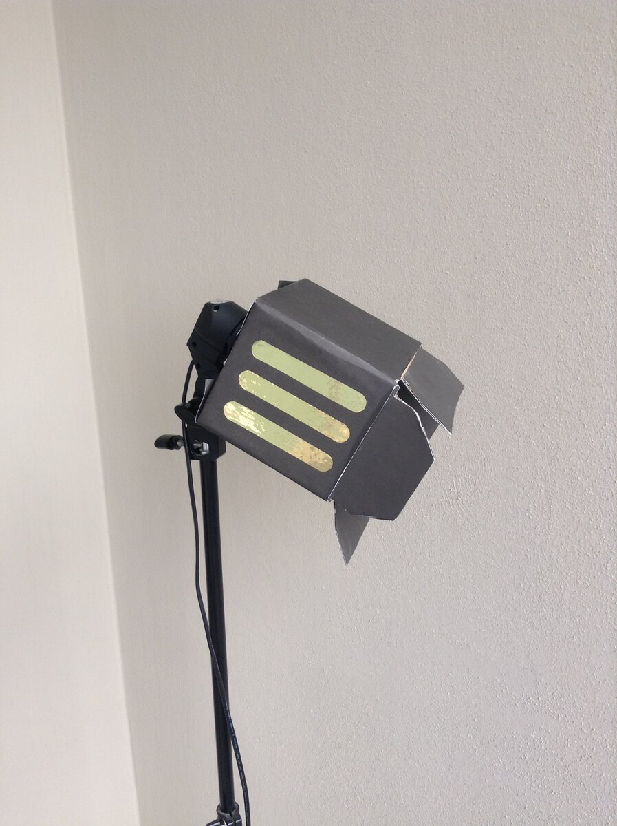 На боковой части светильника - самоклеящиеся полоски из фольги.