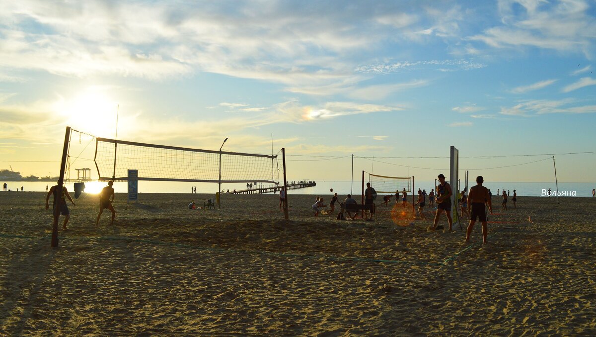 Середина октября 2019. Центральный пляж Анапы. Волейбол.