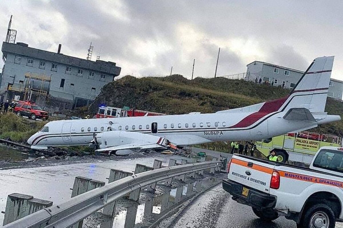 Лопасти винта левого двигателя отломились и пробили фюзеляж