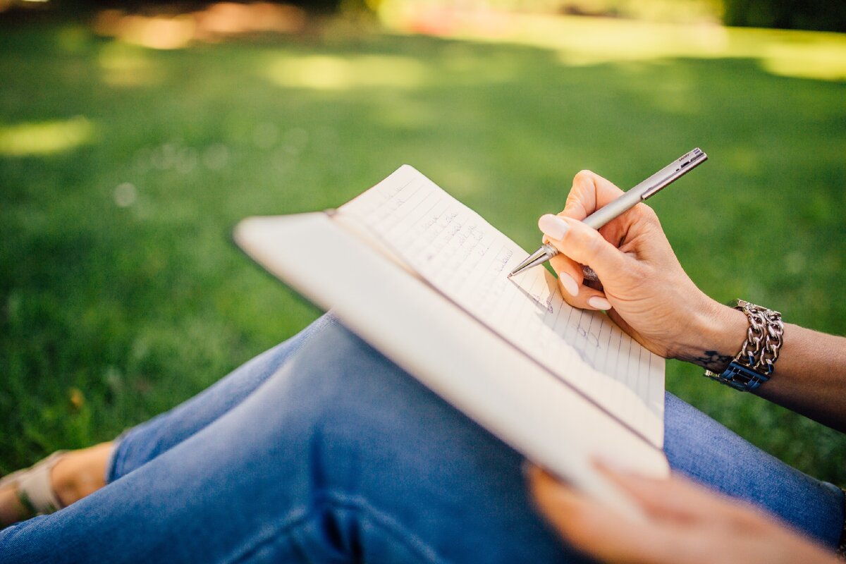 https://www.pexels.com/photo/fashion-woman-notebook-pen-34072/