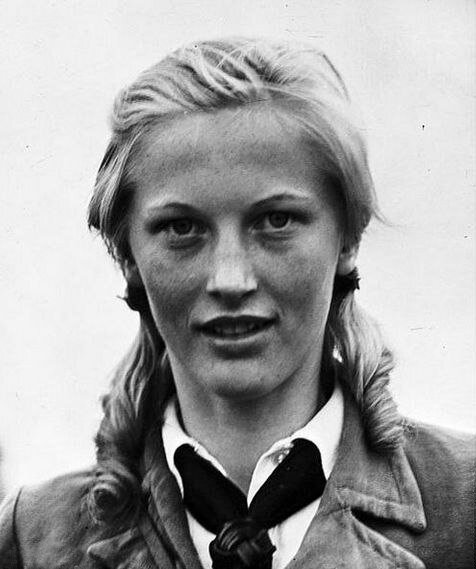 Красивая фройляйн, идеал арийской внешности...